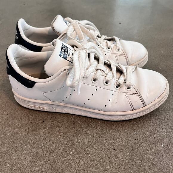Adidas Originals Stan Smith All White casual tennis shoes youth boys size 4.5